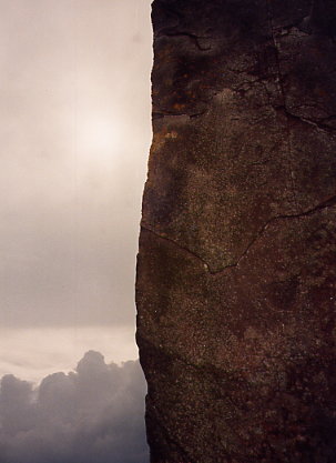 Ring of Brodgar - Wolken, Sonne, Stein