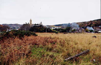 Dervaig, Kirche mit Turm in irischem Stil, rechts Schulhaus