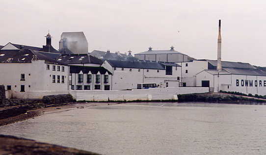 Bowmore Destille vom Pier aus gesehen