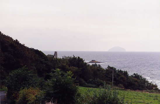 links Teil von Dunure Castle; rechts Insel Ailsa