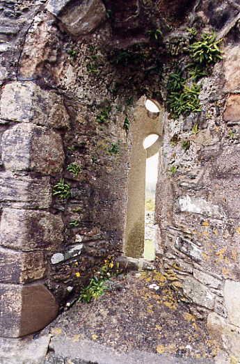Kildalton - Blick aus der Kirche durch ein Seitenfenster