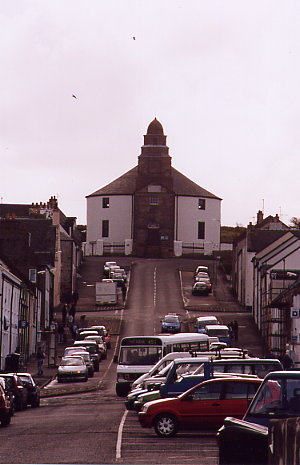 Bowmore - Blick vom Hafen zur runden Kirche