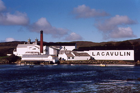 Blick von Duniveg über die Bucht zur Lagavulin-Destillerie