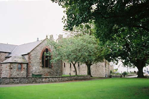 Kirkcudbright - Kirche und rechts davon MacLellan's Castle