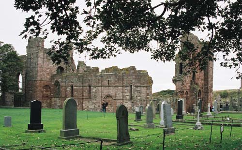 Lindisfarne: Nordseite der Abteikirche