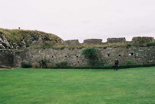 Lindisfarne: südliche Mauer des Vorhofes
