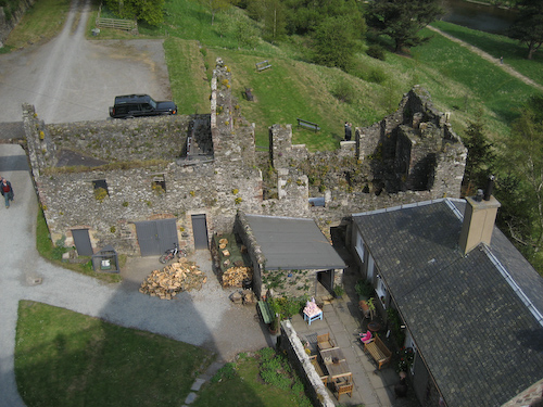 Neidpath Castle - Blick vom Dach in den Hof